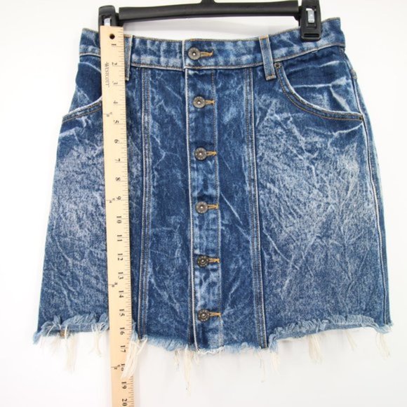 NEW Carmar Acid Wash Denim Mini Skirt Button Down Front Distressed Size 27 - Picture 5 of 8